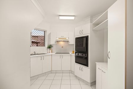 Charming Ground-Floor Retreat in a Premier Wooloowin Pocket - Photo 5