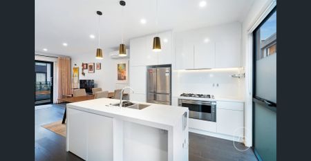 Stylish Fully Furnished Three-Level Townhouse in the Heart of Port Melbourne - Photo 4