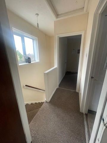 4 bedroom semi-detached house to rent - Photo 3