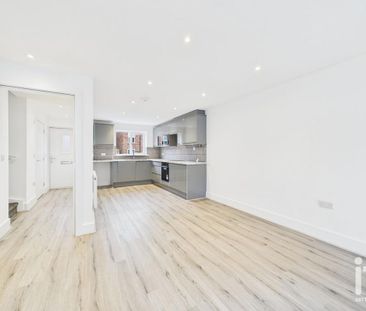 3 bedroom mews to rent - Photo 1