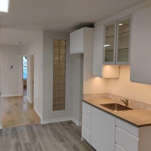 À louer 4 et demi entièrement rénové avec thermopompe, deux chambres fermées quartier tranquille - Photo 2