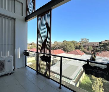 MODERN TOP FLOOR APARTMENT - Photo 6