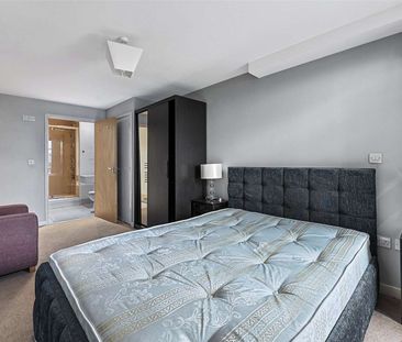 A modern two bedroom apartment within an easy reach to London Bridg... - Photo 2