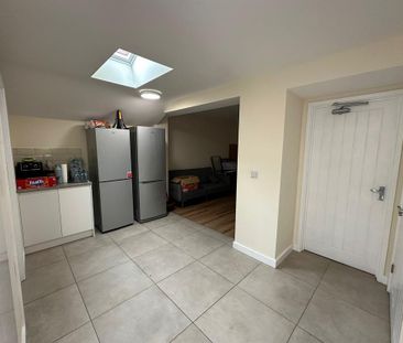 1 bedroom in a house share to rent - Photo 4