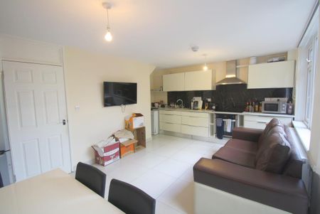 4 bedroom flat to rent - Photo 2
