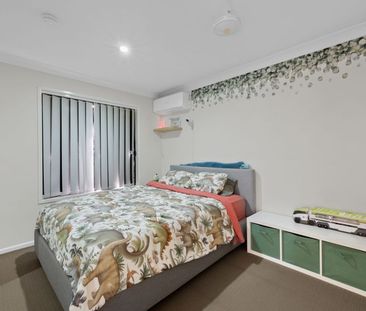 Spacious 4-Bedroom, 2-Living Gem with Solar - Photo 5