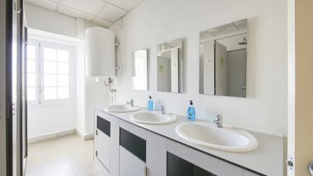 Room in a shared 7-bedroom apartment for rent in Lisbon, all bills included. - Photo 4