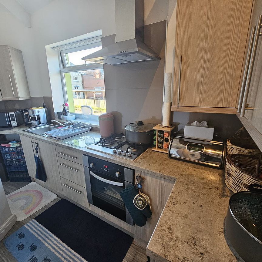 2 Bed - 37 Wortley Road, Leeds - LS12 3HT - Student/Professional - Photo 1