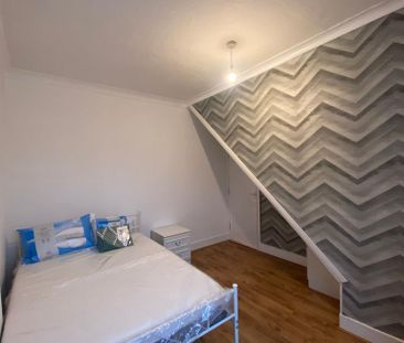 4 bedroom terraced house to rent - Photo 6