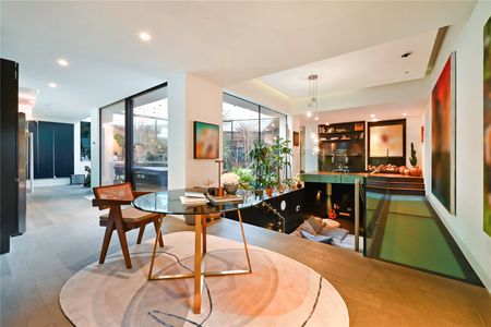 A Stunning Hyde Park Apartment in a Historic Conversion - Photo 5