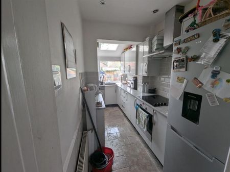 3 bedroom semi-detached house to rent - Photo 5