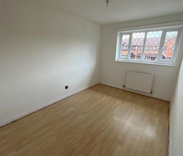 3 bedroom mews to rent - Photo 4