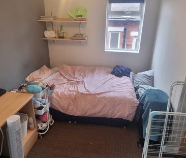 6 Bed - 1 Ash Crescent, Headingley, Leeds - LS6 3LE - Student - Photo 4