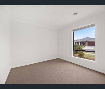 6 Shrubs Road, Mambourin, Vic 3024 - Photo 2