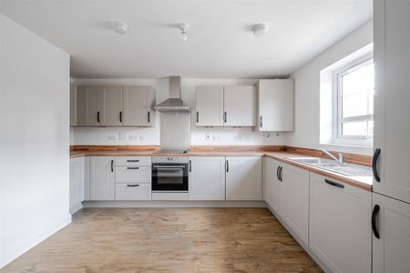 3 bedroom semi-detached house to rent - Photo 2