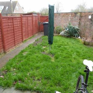 2 bedroom end of terrace house to rent - Photo 2