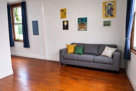Charming 2 Bedroom Character Apartment in Epsom - Photo 2