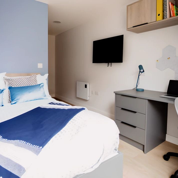 Large En-suite - Photo 1