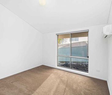 Beautifully presented four-bedroom townhouse with river and bushlan... - Photo 2