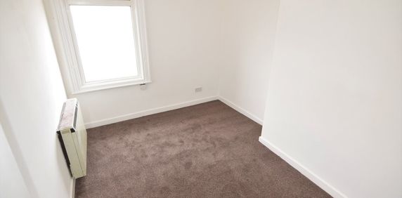 To Let 1 Bed Flat - Photo 2