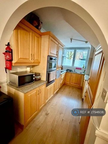 1 bedroom in a flat share to rent - Photo 5