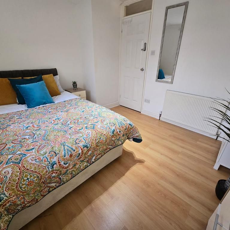 1 bedroom in a house share to rent - Photo 1