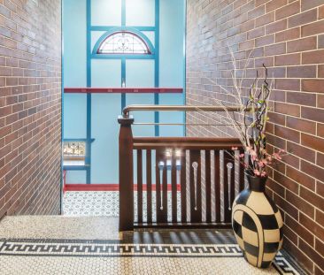 Duplex Sized, Renovated Apartment with Harbour Glimpses - Photo 4