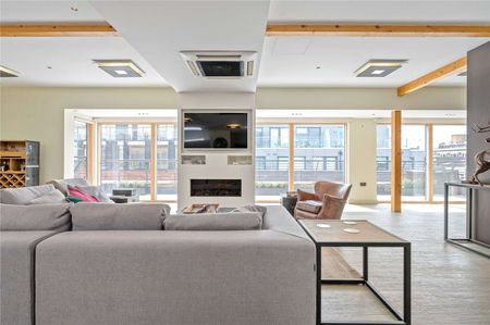 Beautiful penthouse apartment with large private south facing terrace. - Photo 3