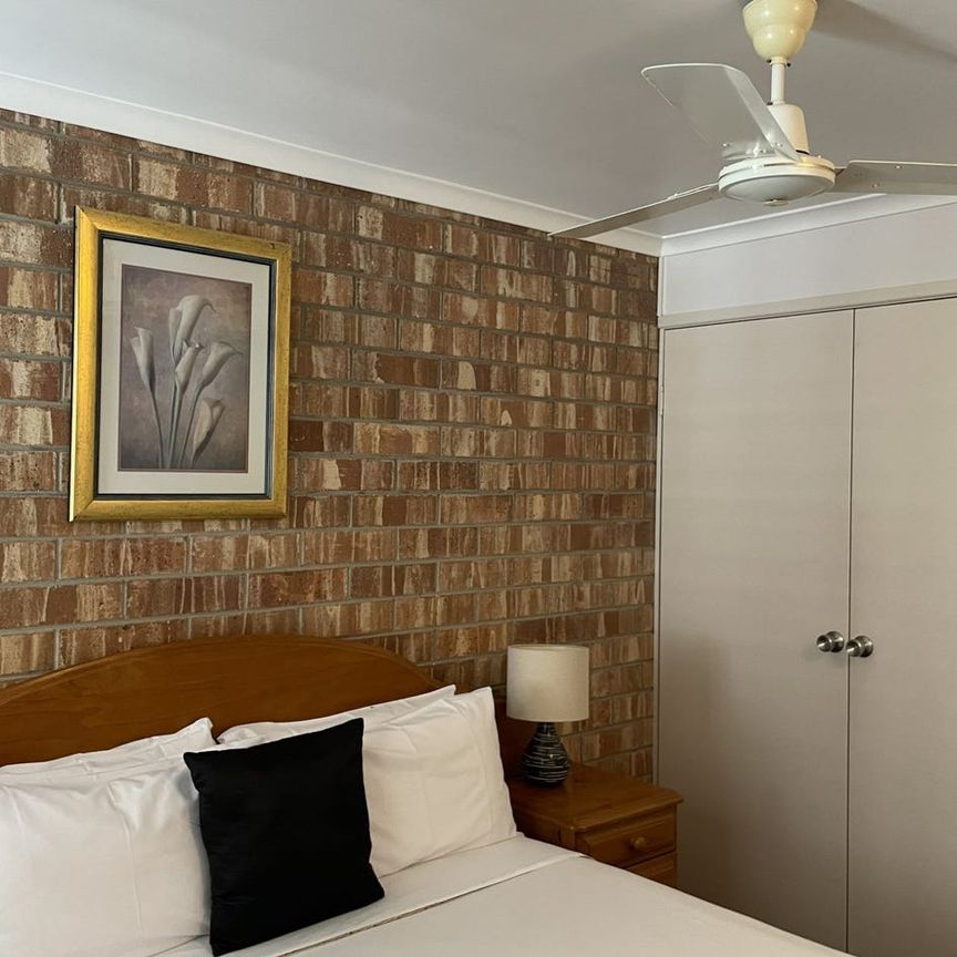 Charming 1-Bedroom Unit in the Heart of Gladstone Central – Convenient, Low-Maintenance Living! - Photo 1