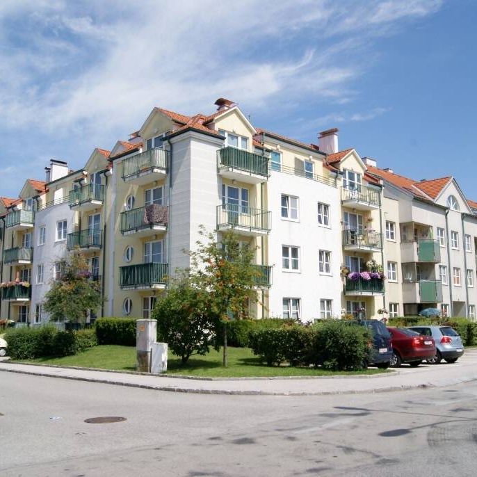 Helle 2 Zimmer Dachgeschosswohnung mit Loggia und zugehörigen Stellplatz - Photo 1