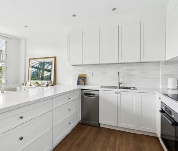 'White Ripples' Stylish Waterfront Extra Large One Bedroom Designer... - Photo 5