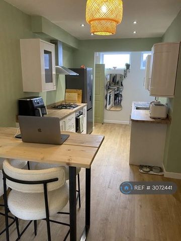1 bedroom in a flat share to rent - Photo 3