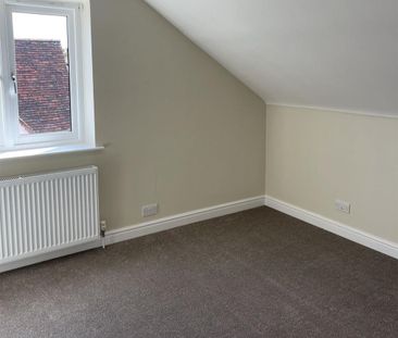 3 bedroom end of terrace house to rent - Photo 2