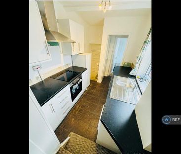 3 bedroom flat to rent - Photo 3