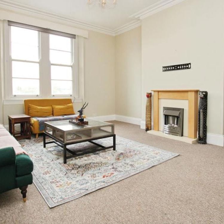 A superb, two bedroom property within a stones throw of Clifton Down shopping centre. - Photo 1