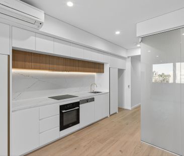 Sleek & Sophisticated Studio Apartment - Photo 6