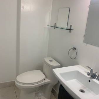 Downtown Toronto, College/Bathurst room+private Bathroom 1150/Month - Photo 1