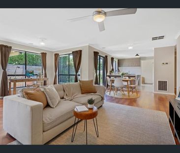 Location, style and comfort! - Photo 1