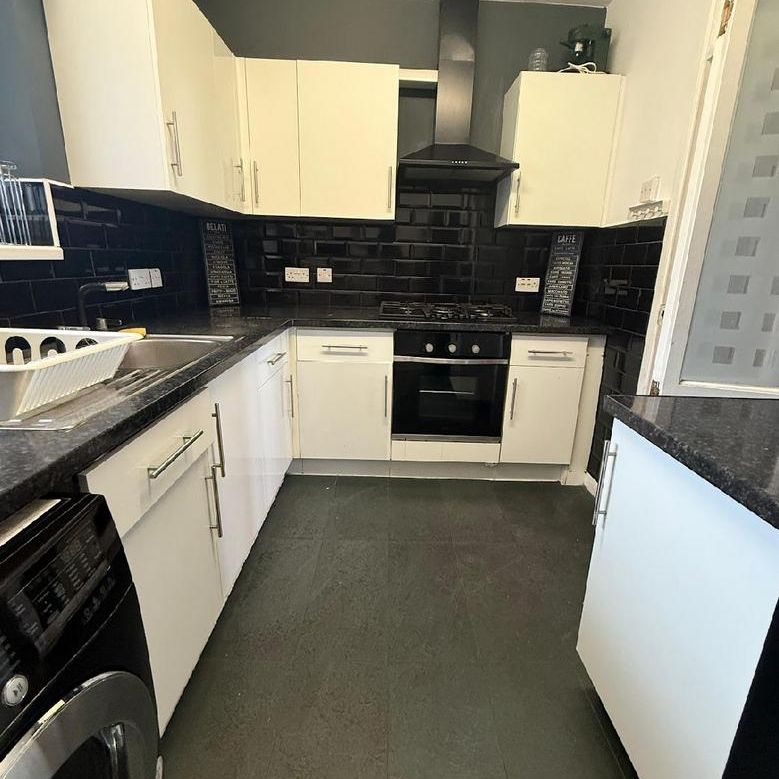 4 bedroom flat share to rent - Photo 1