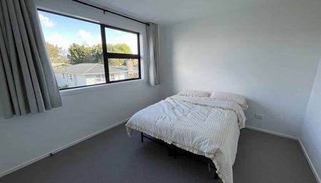 Room for rent in modern 4BR Townhouse in Te Atatu! - Photo 2