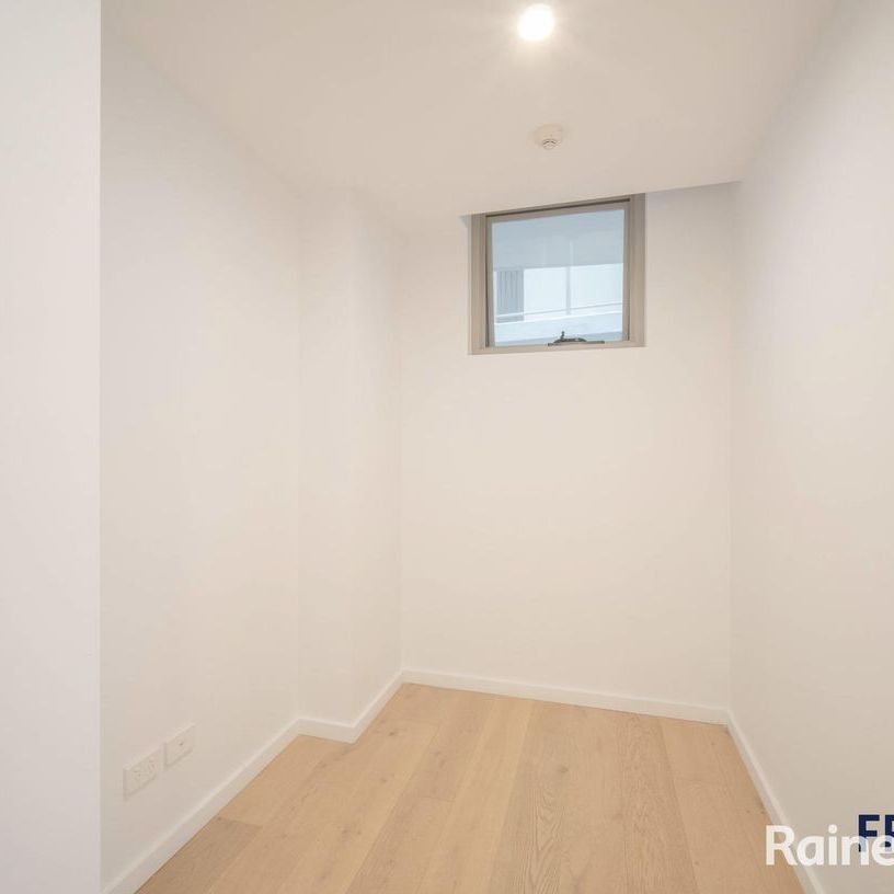 PRIME LOCATION & CONTEMPORARY LIVING - Photo 1