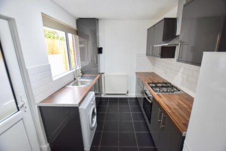 3 bedroom end of terrace house to rent - Photo 3