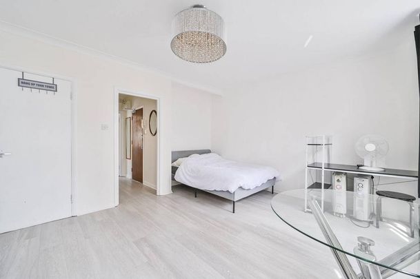 Studio to rent - Photo 1