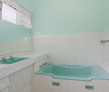 Stunning Family Home with Pool - Photo 4