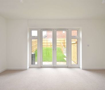 A modern three bedroom family home with private garden and parking - Photo 3