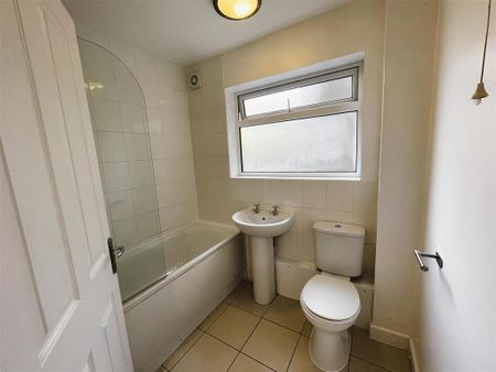 3 bedroom apartment to rent - Photo 2