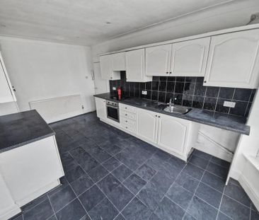 3 bedroom flat to rent - Photo 5