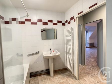 Location Appartement 4 pièces 95m² CREPY EN VALOIS 60800 - Photo 4