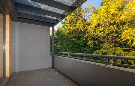 Bright and Conveniently Located Two Bedroom Apartment - Photo 5