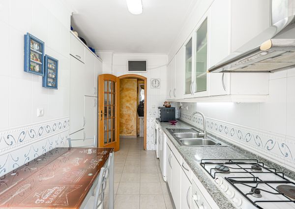 4 BEDROOM FLAT IN SOBREDA - CHARNECA CAPARICA, FULLY FURNISHED AND READY TO MOVE IN